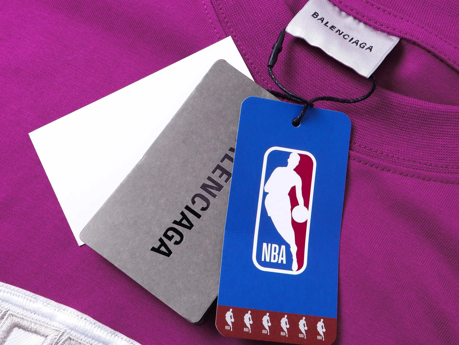 【 . Quality】BALENCI*GA/ .SS 26 New Arrival 。Balenclag* NBASeries NBA T 。 . Authentic ， 。 ZP 。 260 ， . ， ，。 。 。 ， 。 OS . Same Style ：BL 263772 ： Red Size：XS S M L